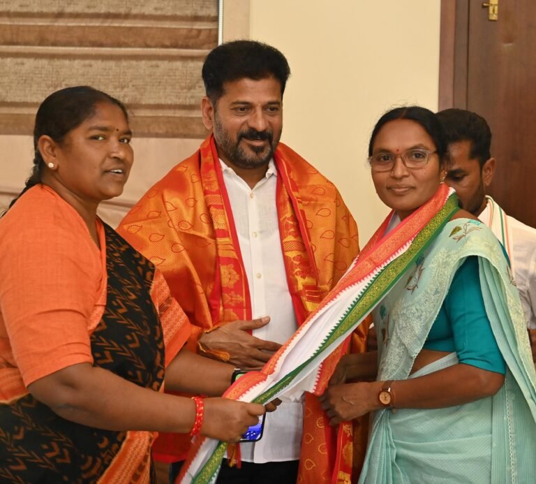 Athram Suguna With CM revanth Reddy and Seethakka