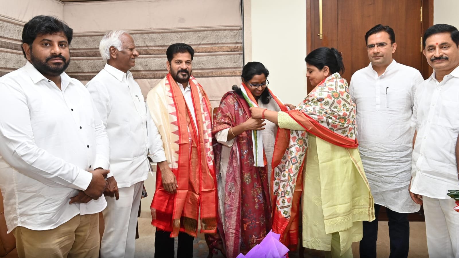 Kadiam srihari, Kavya joined Congress party
