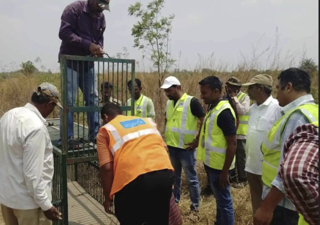 శంషాబాద్ లో ఎట్ట‌కేల‌కు చిక్కిన చిరుత