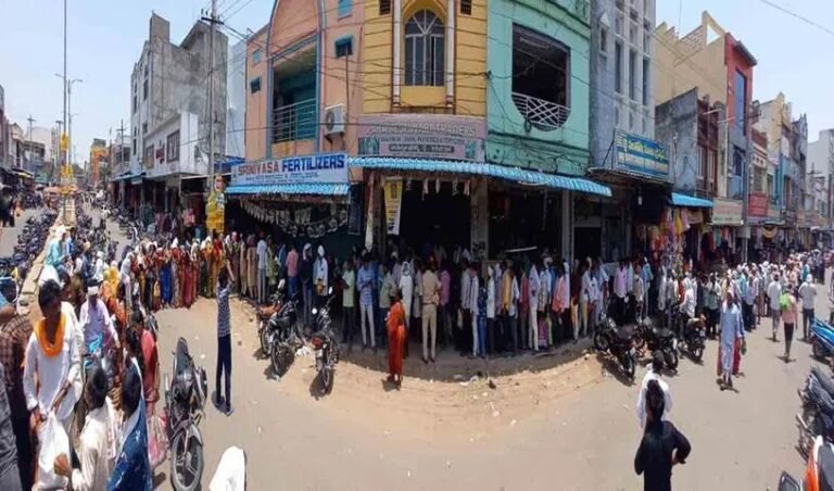 ఆదిలాబాద్ లో ప‌త్తి విత్త‌నాల కోసం రైతుల ఆందోళ‌న‌