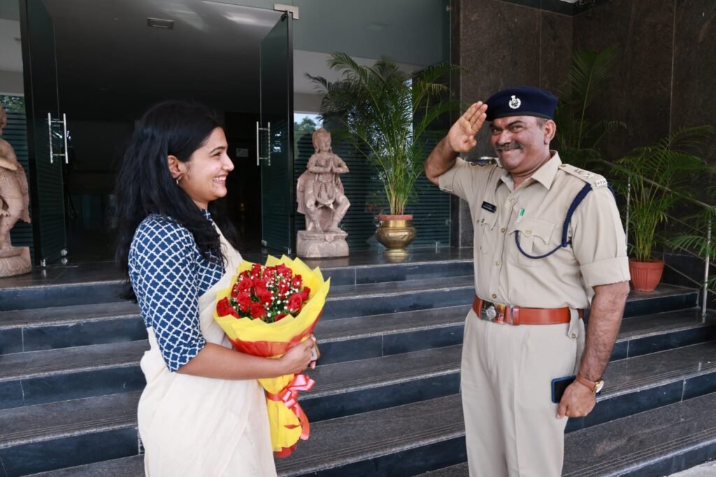 ఐఏఎస్‌ కూతురికి అక్కడే విధులు నిర్వహిస్తున్న తండ్రి బొకే ఇచ్చి సెల్యూట్‌ చేసారు