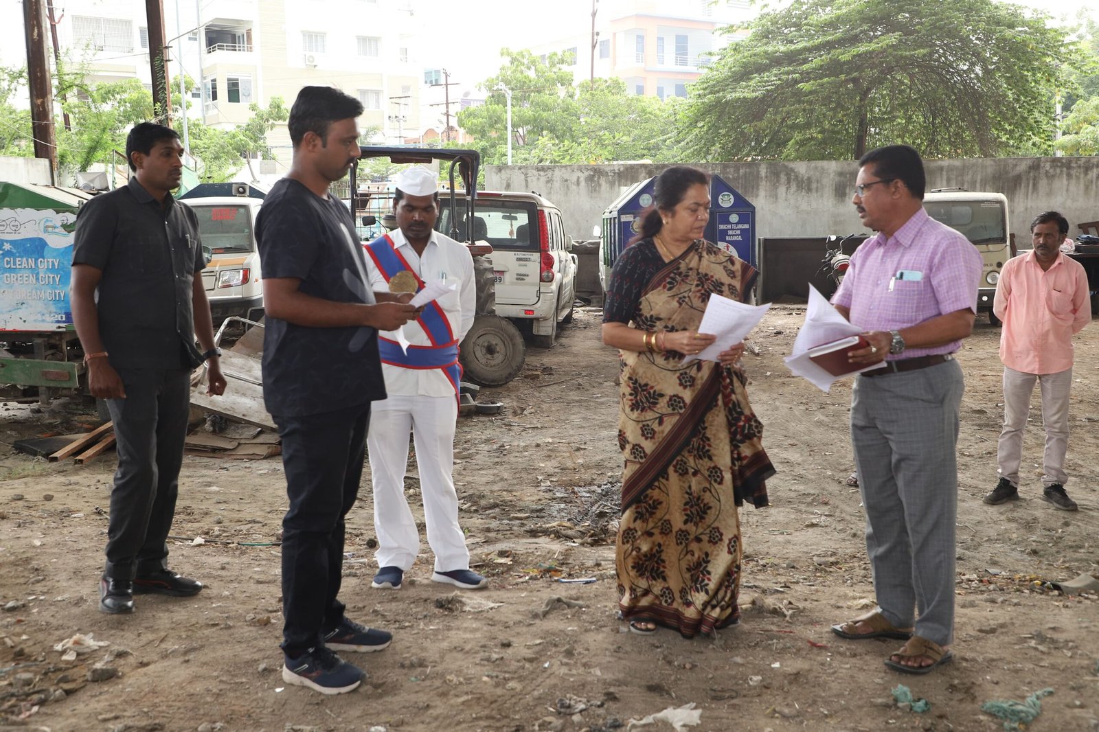 మునిసిపల్ వాహన షెడ్డును ఆకస్మిక తనిఖీ చేసిన మేయర్ సుధారాణి