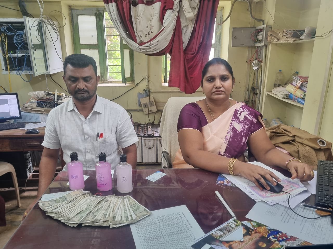 సబ్ రిజిస్ట్రార్ సునీతతో పాటు ప్రైవేట్ డాక్యుమెంట్ ఆపరేటర్ బి. నరేష్