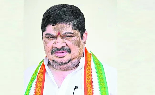 Minister Ponnam Prabhakar protest for protocol