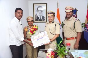 Warangal CP Amber Kishore Jha congratulating V. Suvarna