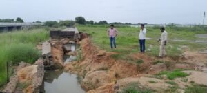 కమలాపూర్ లో చెరువు కట్ట, మత్తడి ని పరిశీలిస్తున్న ఎంపీడీవో గుండె బాబు