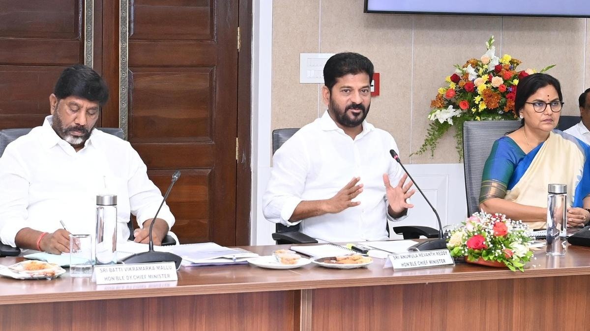 క‌లెక్ట‌ర్ల స‌ద‌స్సులో సీఎం రేవంత్ రెడ్డి డిప్యూటీ సీఎం మరియు CS శాంతికుమారి