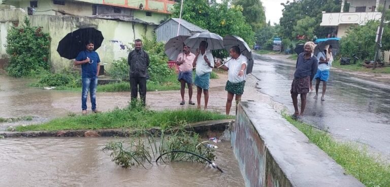 వర్షపు నీటితో జలదిగ్బంధమైన శ్రీరాములపల్లి లో సహాయక చర్యలు చేపట్టిన ఎంపీడీవో గుండె బాబు