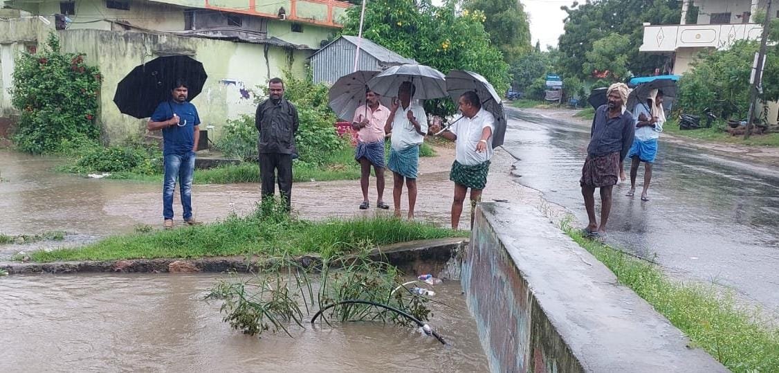 వర్షపు నీటితో జలదిగ్బంధమైన శ్రీరాములపల్లి లో సహాయక చర్యలు చేపట్టిన ఎంపీడీవో గుండె బాబు