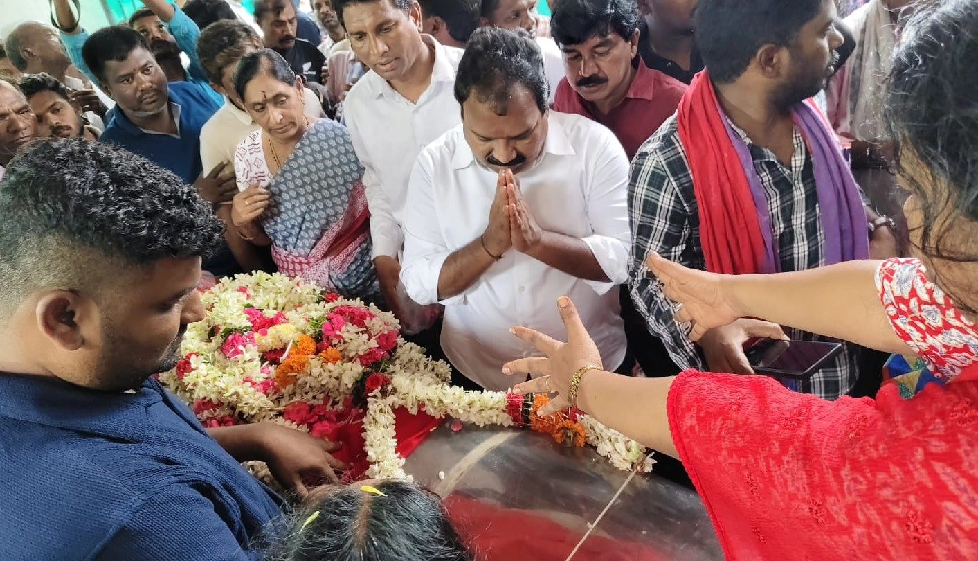 TRIBUTES | ఏసోబుకు నివాళుల‌ర్పించిన మాజీ ఎమ్మెల్యే అరూరి