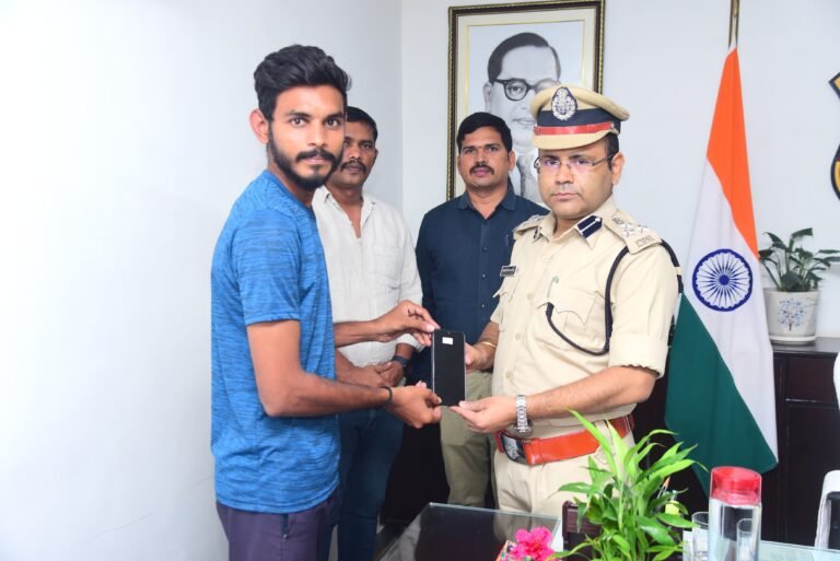 WARANGAL POLICE | ఫోన్ పోతే.. సీ.ఈ.ఐ.ఆర్. పోర్టల్ లో ఫిర్యాదు చేయండి
