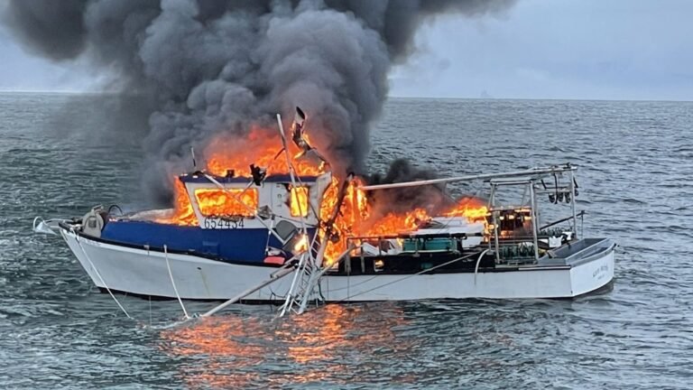 Breaking News | న‌డిస‌ముద్రంలో మంట‌ల్లో బోటు