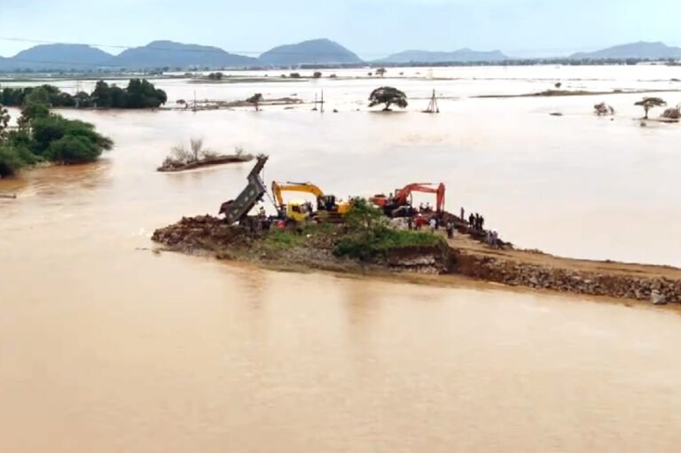 AP State | విజయవాడ – బుడమేరు వాగు గండ్లు పూడ్చివేతకు రంగంలో దిగిన ఆర్మీ