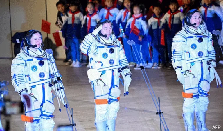 chinaastronauts_V_gif--816x480-4g
