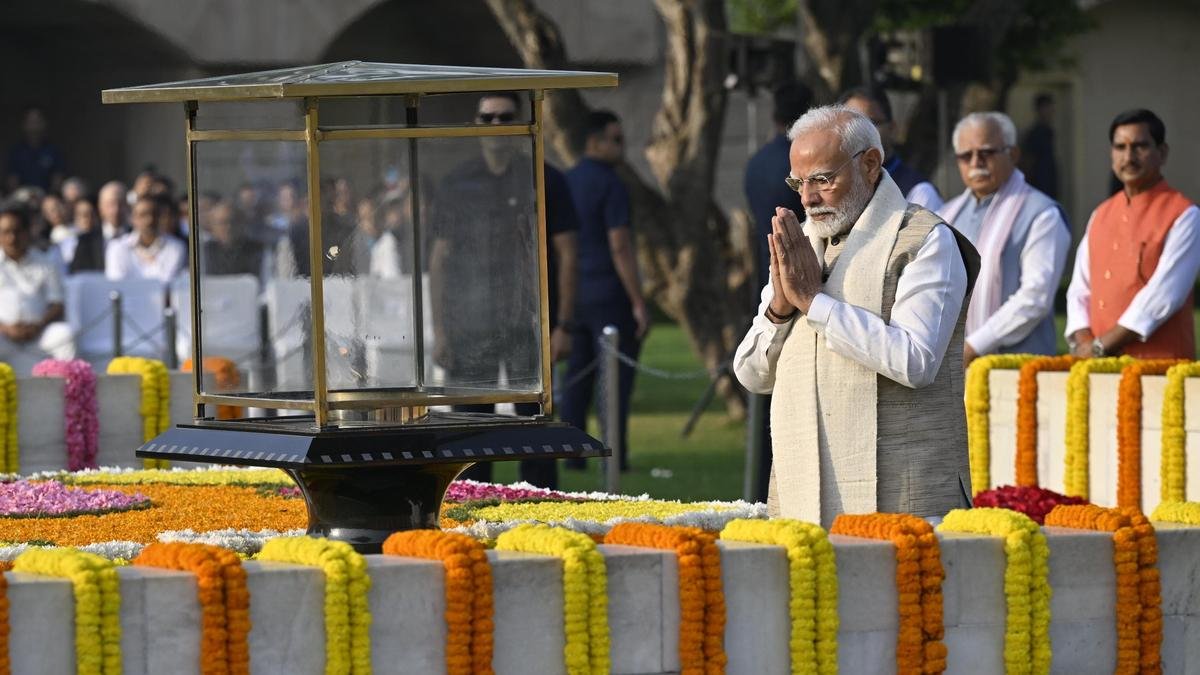 pm modi pays tribute to Gandhi