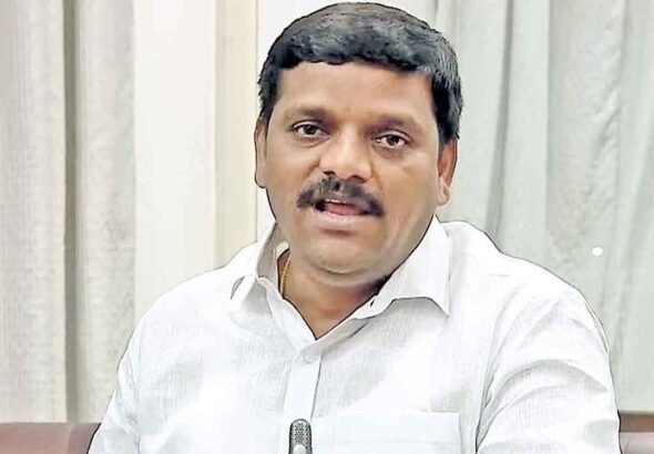 కాంగ్రెస్ ఎమ్మెల్సీ తీన్మార్ మల్లన్నపై ఆ పార్టీ నాయకత్వం క్రమశిక్షణా చర్యలు తీసుకుంది.