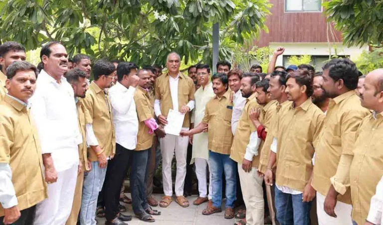 Harish-Rao-with-Auto-driver_V_jpg--816x480-4g
