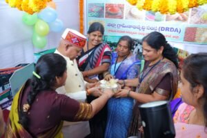Governor Supports SHG Women