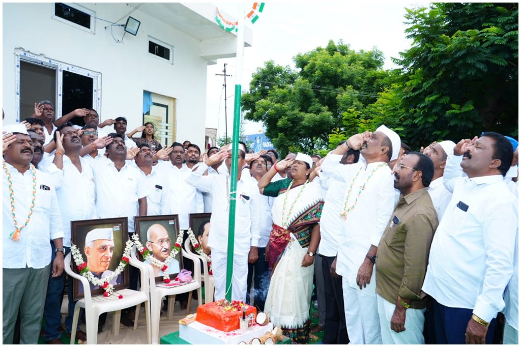 Seethakka Hoists National Flag