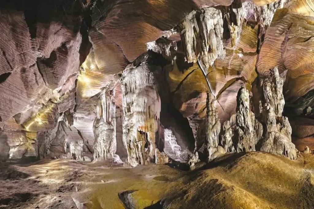Kotumsar Cave
