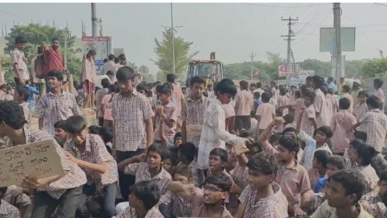 Thorrur Principal Transfer Students Protest